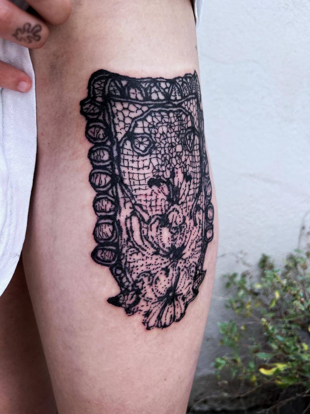Tatouage neurones abstraits blackwork épaule